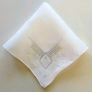 Vintage👌📍beautiful linen handkerchief  (only a bundle of 3 or more)